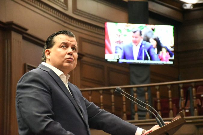 En Michoacán el desplazamiento forzado no es delito, Memo Valencia propone castigarlo